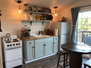 Fridge, microwave, oven, stovetop - Private Loft above the barn on horse ranch (Pilot Hill)