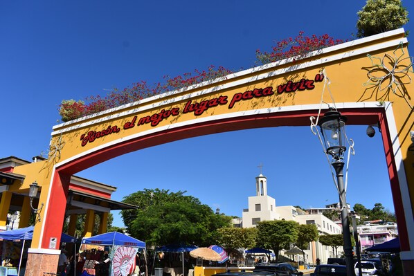 Una entrada a la calle con un letrero que dice 'el mejor lugar para vivir'.