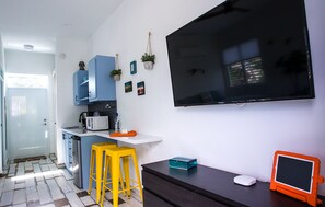 Réfrigérateur, four à micro-ondes, surface de cuisson, cafetière-théière