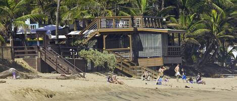 Beach nearby, sun loungers, beach towels
