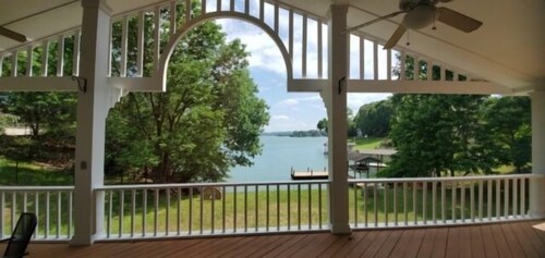 Rudd Lakehouse: Flat yard, great view, ping pong