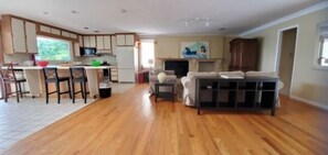 Interior - Rudd Lakehouse: Flat yard, great view, ping pong (Moneta)