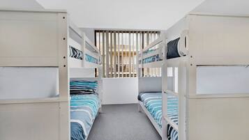 2 habitaciones, tabla de planchar con plancha y ropa de cama