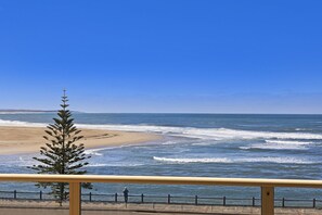 Beach - Avilla Court - Stunning Views (The Entrance)
