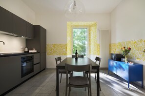 Kahvin-/teenkeitin, jääkaappi, mikroaaltouuni, uuni