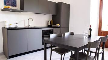 KĂŒhlschrank, Mikrowelle, Ofen, Herdplatte