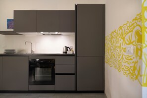 Cafetera y tetera, refrigerador, microondas y horno