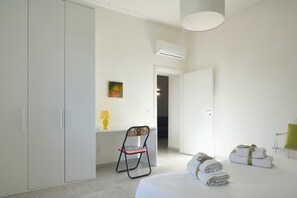 1 habitación, escritorio, tabla de planchar con plancha y cuna de viaje