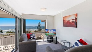 TV, DVD player - Dolphin Court 6 - East Coast Getaways (The Entrance)