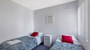 2 bedrooms, iron/ironing board, bed sheets - Dolphin Court 6 - East Coast Getaways (The Entrance)
