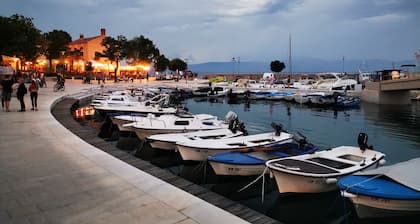 Apartment NJIVICE *** with Wi-Fi, sea view, air conditioning, 200m from the sea