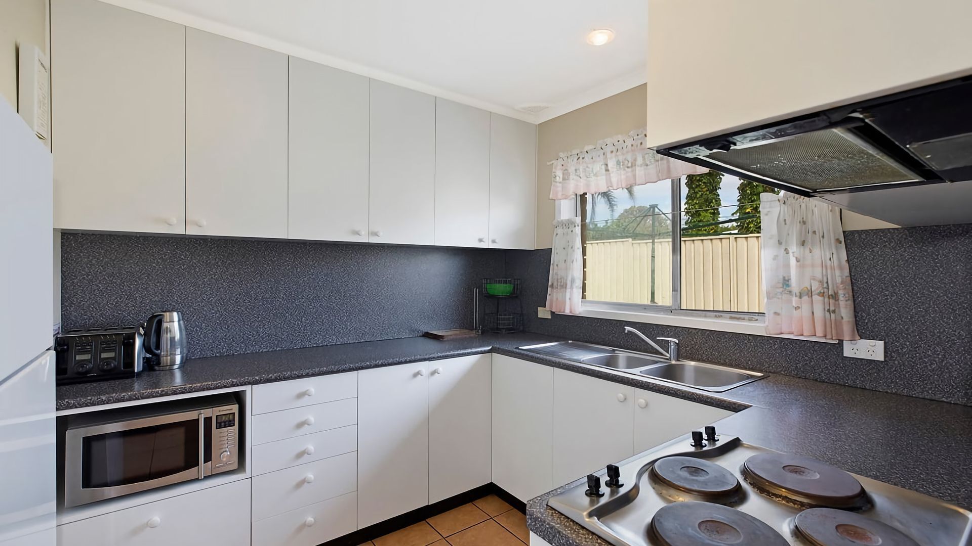 Réfrigérateur, micro-ondes, four, grille-pain