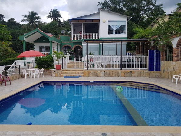 Piscina externa, funciona das 7h às 21h, guarda-sóis