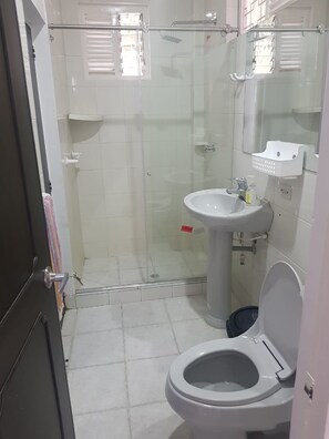 Casa, vista para a montanha | Banheiro | Chuveiro, chuveiro com efeito de chuva, toalhas de banho, sabonete