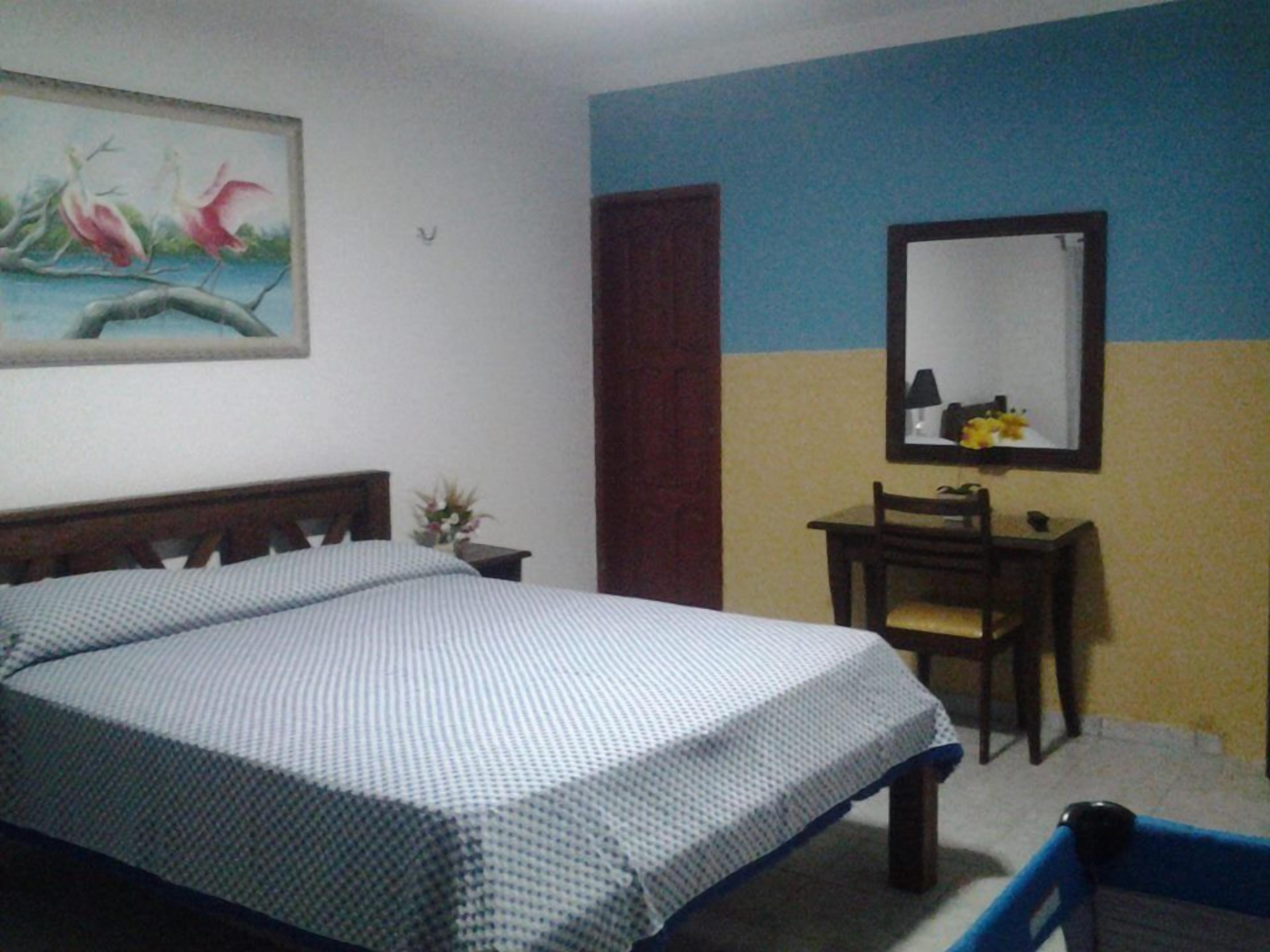 Frigobar, cortinas blackout, ferros/tábuas de passar roupa