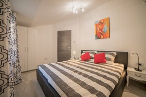 4 bedrooms, iron/ironing board, WiFi, bed sheets
