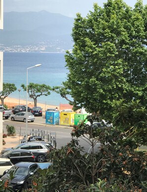 Third-party on-site parking - F3 ideally located 50 meters from the beach (Ajaccio)