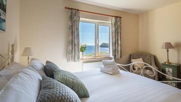 4 habitaciones, tabla de planchar con plancha, wifi y ropa de cama