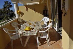 Outdoor dining - Estrella Blanca III, 2 bedrooms, by Bookindenia (Denia)
