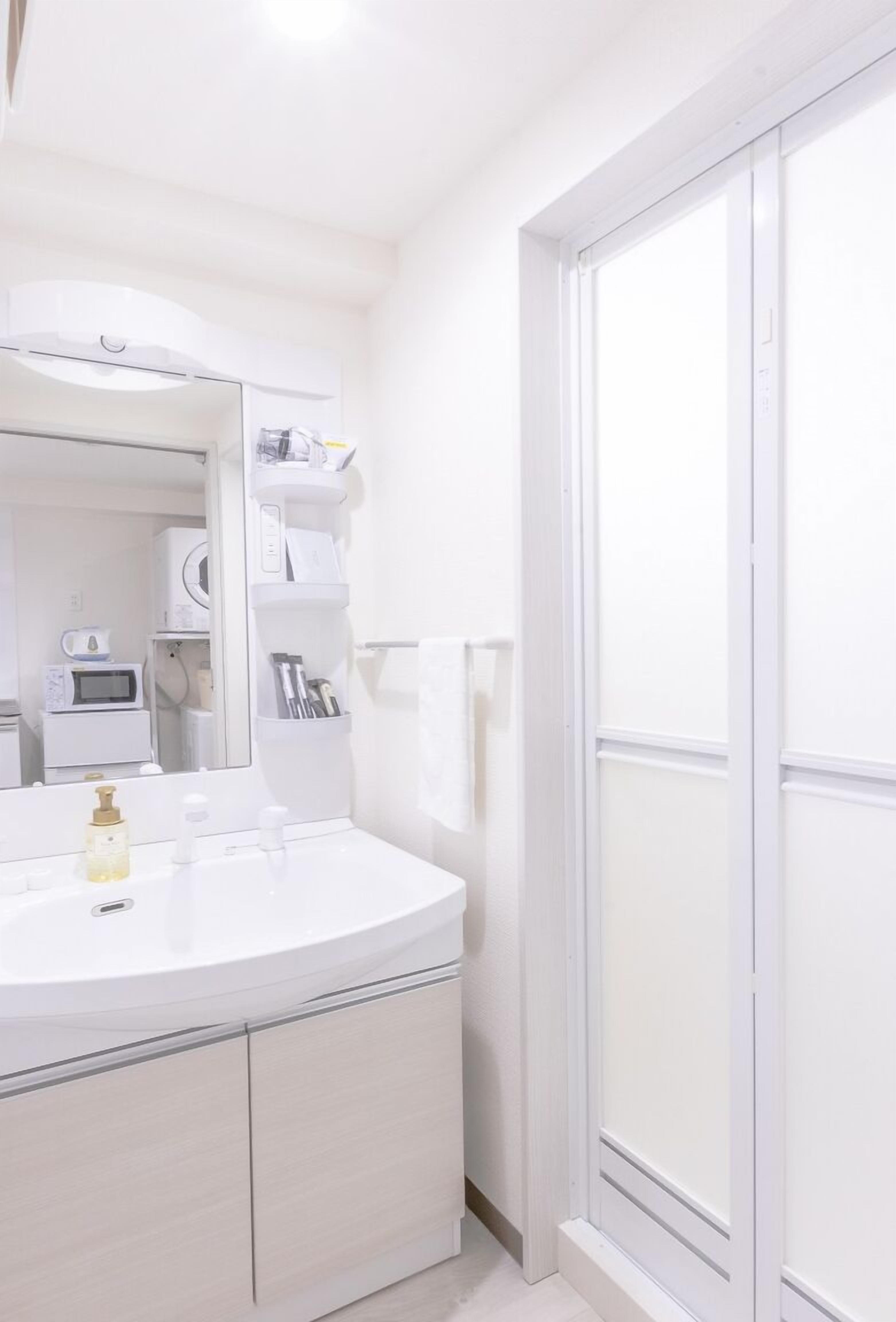 shower, free toiletries, hair dryer, slippers