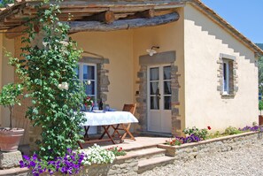 Outdoor dining - Romantic cottage on a farm with a view of Cortona (Cortona)