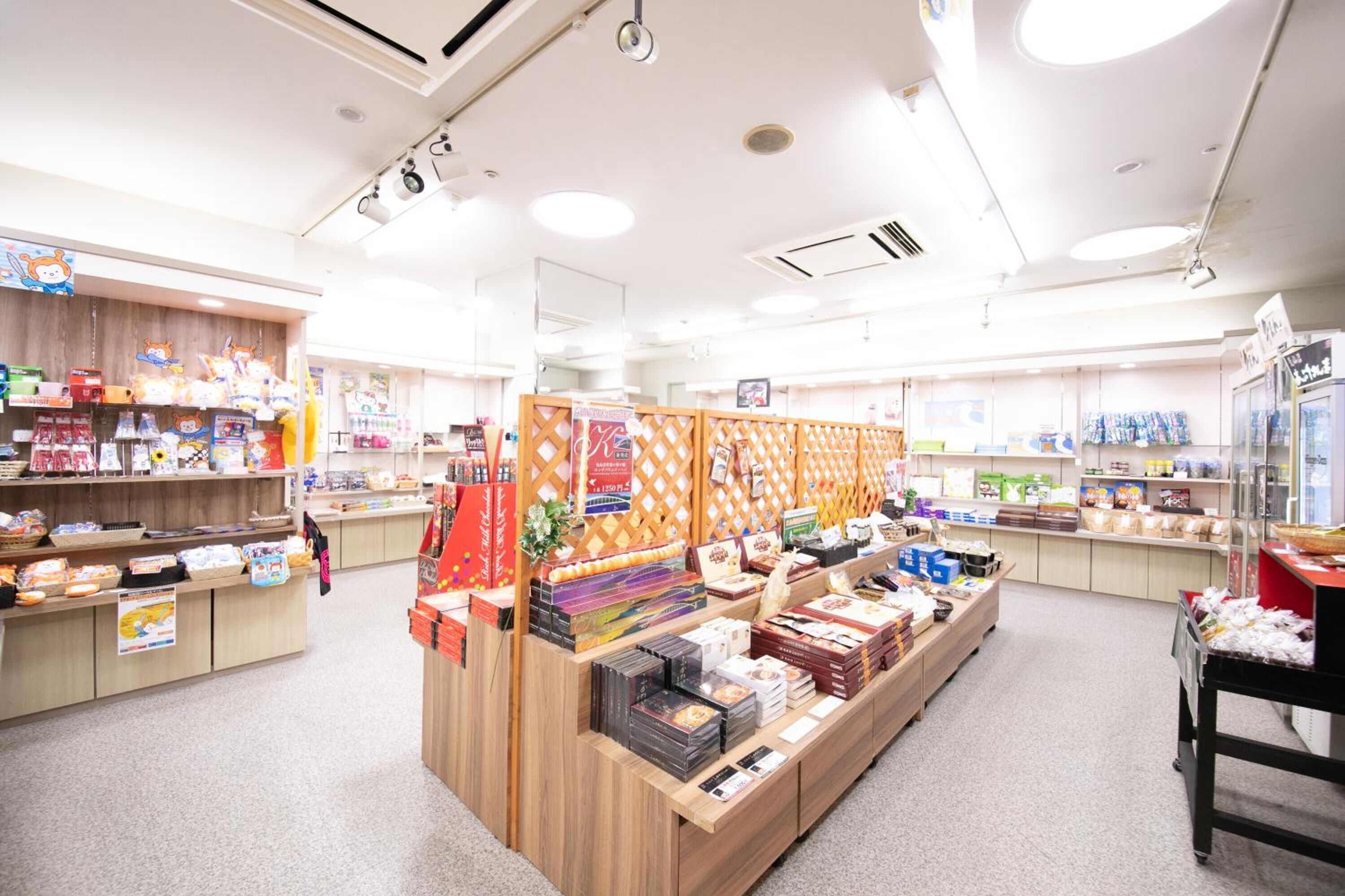 Una tienda luminosa con diversos productos en estantes y mostradores.