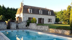 A stone house with a swimming pool. - Spacious property in wooded grounds - not overlooked Monpazier - Private swimming pool (Monpazier)