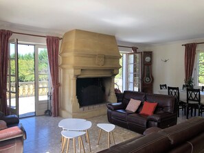 TV connectée, cheminée, baby-foot, table de tennis de table