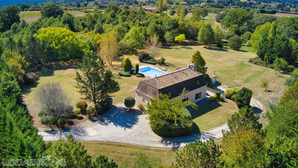 An aerial view of a house with a swimming pool, surrounded by a well-maintained garden and trees. - Spacious property in wooded grounds - not overlooked Monpazier - Private swimming pool (Monpazier)