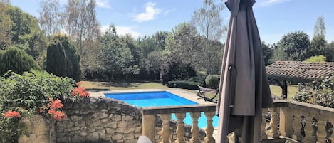 Una piscina al aire libre, una piscina climatizada