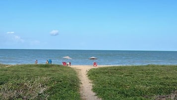 En la playa, arena blanca