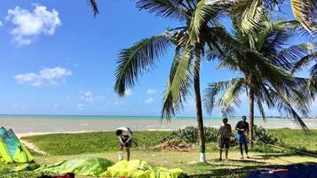 Na praia, areia branca