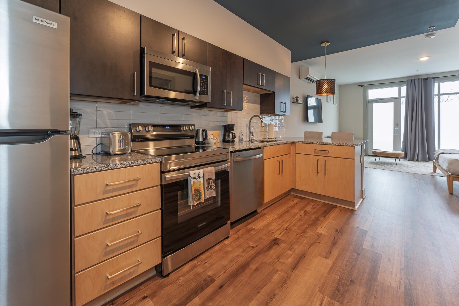 Kjøleskap, mikrobølgeovn, ovn og kokeplater