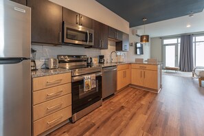 Réfrigérateur, micro-ondes, four, plaque de cuisson