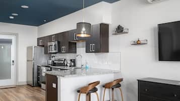 KĂŒhlschrank, Mikrowelle, Ofen, Herdplatte