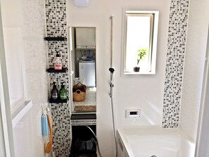 Separate bathtub and shower, deep-soaking bathtub, free toiletries