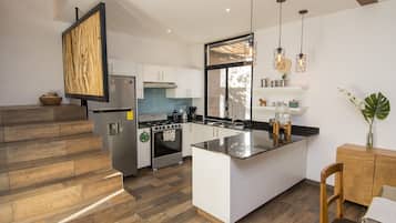 Tannah Luxury Villa Encanto | Área de sala de estar | Televisión de pantalla plana de 43 pulgadas con canales vía satélite