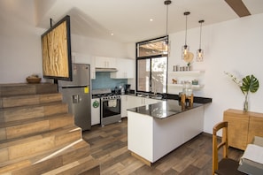 Tannah Luxury Villa Encanto | Living area | 43-inch flat-screen TV with satellite channels, Smart TV, Netflix - Tannah Luxury Rentals (Mérida)