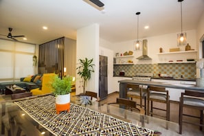 Tannah Luxury Home Palapa | Wohnbereich | 43-Zoll-Flachbildfernseher mit Satellitenempfang, Smart-TV, Netflix
