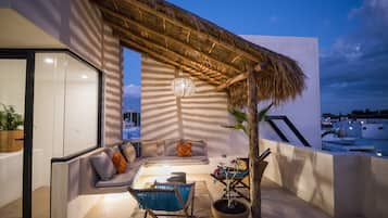 Tannah Luxury Home Palapa | Área de sala de estar | Televisión de pantalla plana de 43 pulgadas con canales vía satélite