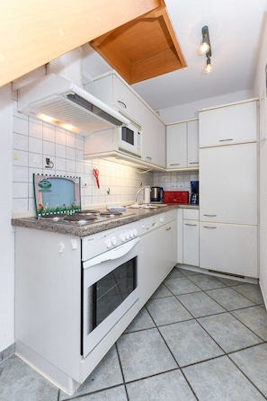 Kühlschrank, Mikrowelle, Ofen, Geschirrspüler