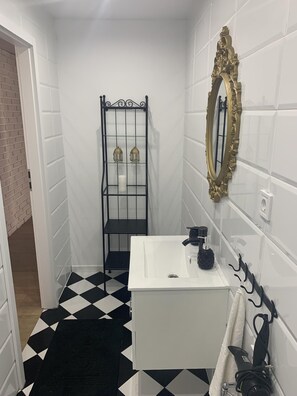 Ducha, secador de pelo y toallas