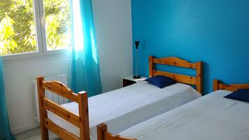 3 makuuhuonetta, tallelokero huoneessa, työpöytä, silitysrauta/-lauta