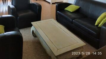 Televisio, kirjoja, stereot