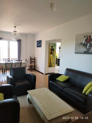 Fernseher, Bücher, Stereoanlage