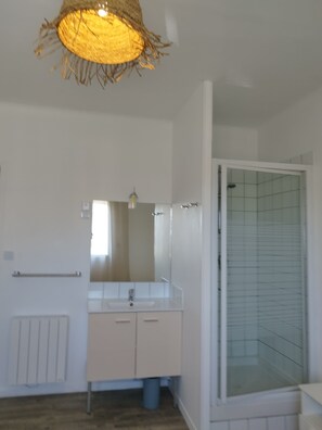 Shower, hair dryer, shampoo