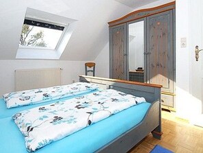 2 bedrooms, travel cot, WiFi, bed sheets