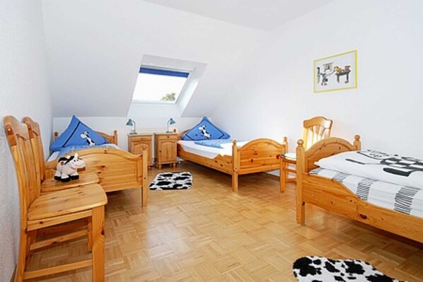 2 bedrooms, travel crib, WiFi, bed sheets