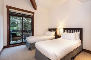 5 bedrooms, iron/ironing board, WiFi, bed sheets