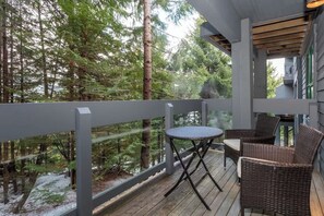 Outdoor dining - Mountain townhouse w/ hot tub & ski access (Whistler)
